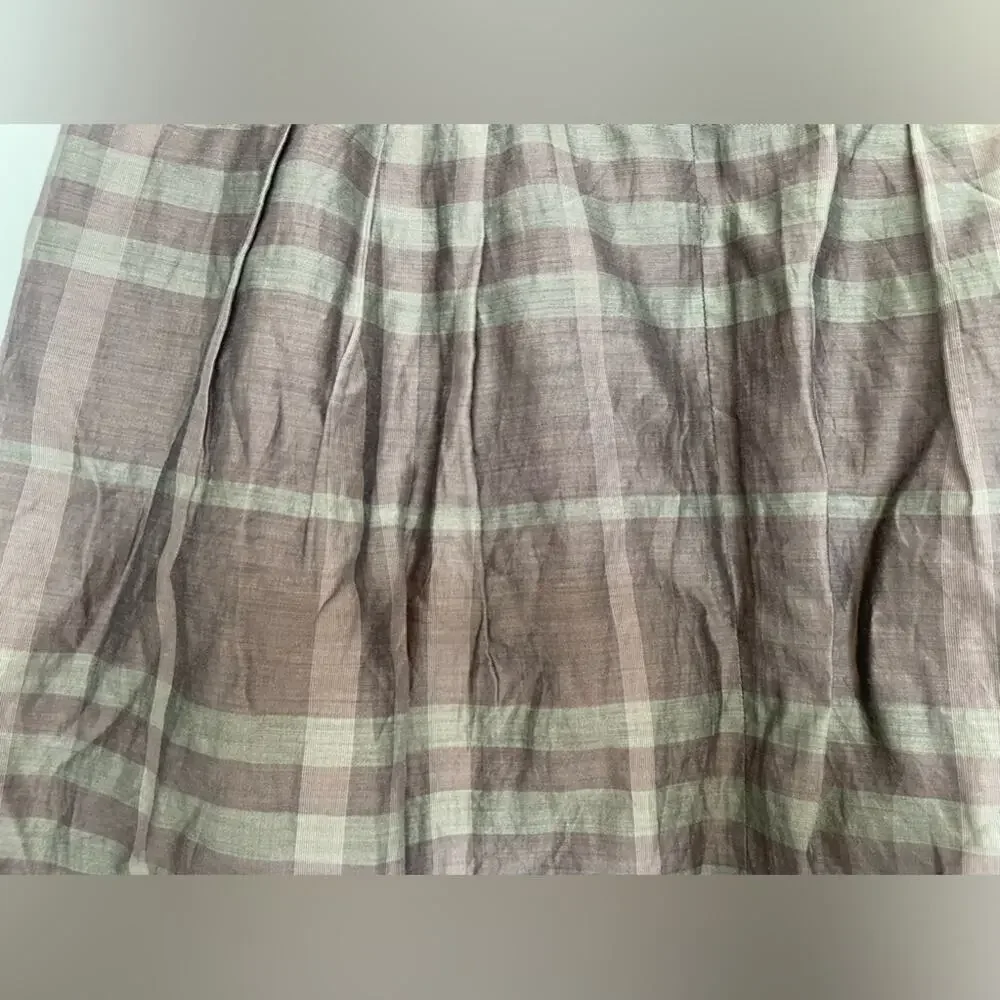 New w/out tags. Authentic Burberry mid-line skirt. Silk and cotton. Signature. - Picture 2 of 8